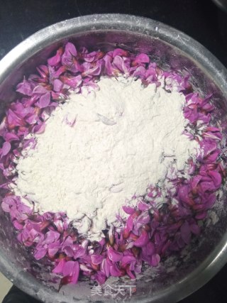 蒸彩色洋槐花的做法步骤：2