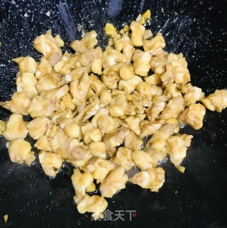菠萝炒鸭心掌的做法步骤：4