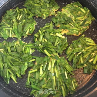韭菜鸡蛋饼的做法步骤：5
