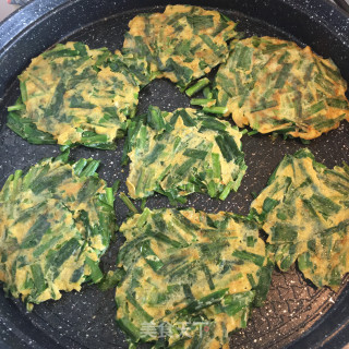 韭菜鸡蛋饼的做法步骤：7