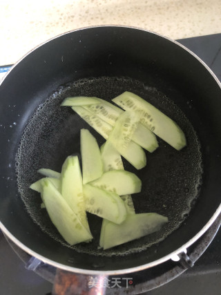 黄瓜生菜汤的做法步骤：2