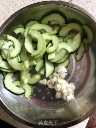 青椒炒黄瓜的做法步骤：1