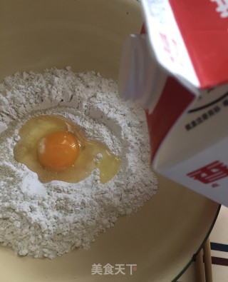虾仁脆皮肠披萨的做法步骤：1