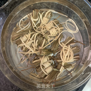 灯芯草麦冬水的做法步骤：3
