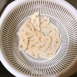香辣莲藕的做法步骤：1