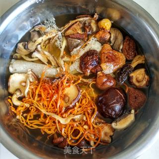 野生菌炖鸡的做法步骤：1