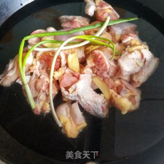 野生菌炖鸡的做法步骤：2