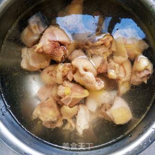 野生菌炖鸡的做法步骤：3