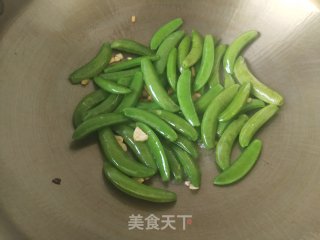 蟹味菇炒甜豆的做法步骤：2