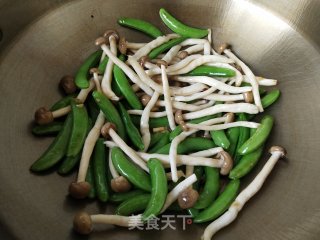 蟹味菇炒甜豆的做法步骤：3