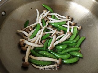 蟹味菇炒甜豆的做法步骤：4