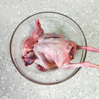 盐焗鸽子的做法步骤：1