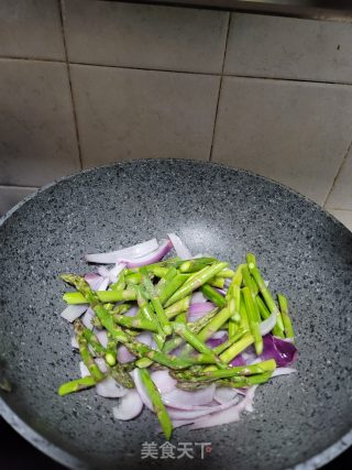 洋葱炒芦笋的做法步骤：3
