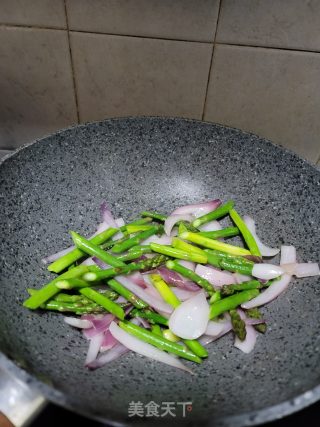 洋葱炒芦笋的做法步骤：4