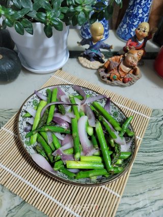 洋葱炒芦笋的做法步骤：5