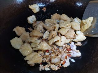 油豆腐炒肉的做法步骤：6