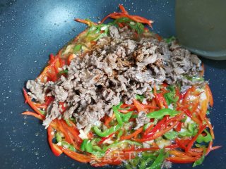 双椒炒牛肉的做法步骤：4
