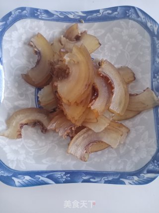 蒜苔炒卤肉皮的做法步骤：1