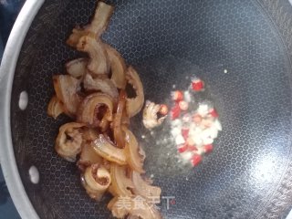 蒜苔炒卤肉皮的做法步骤：6