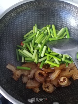 蒜苔炒卤肉皮的做法步骤：7