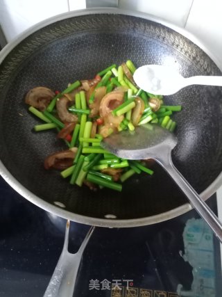 蒜苔炒卤肉皮的做法步骤：8