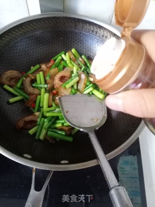 蒜苔炒卤肉皮的做法步骤：9