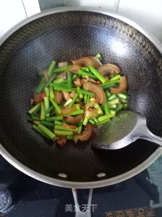 蒜苔炒卤肉皮的做法步骤：10