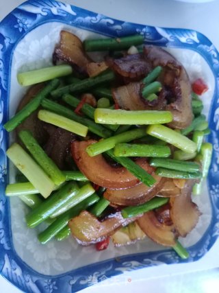 蒜苔炒卤肉皮的做法步骤：11