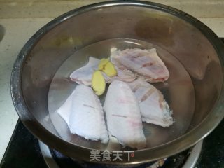 鸡翅煲的做法步骤：1