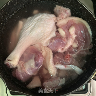 鲜笋鸭汤的做法步骤：2