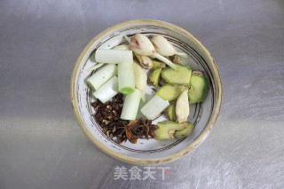 腔骨炖萝卜的做法步骤：2