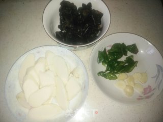 木耳炒山药的做法步骤：1