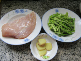 蒜薹拌鸡胸肉的做法步骤：1