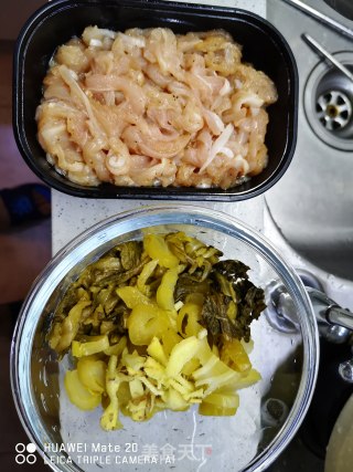 鸡丝酸菜的做法步骤：1