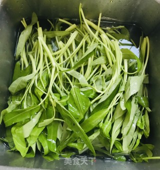 豆豉炒空心菜的做法步骤：2