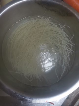 胡萝卜粉丝馅饼的做法步骤：2