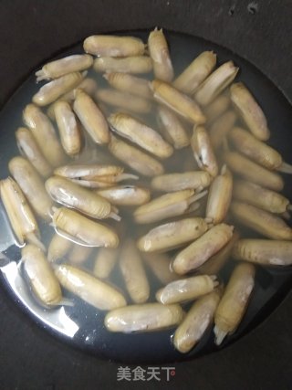 辣白菜焖炒蛏子的做法步骤：1