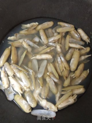 辣白菜焖炒蛏子的做法步骤：2