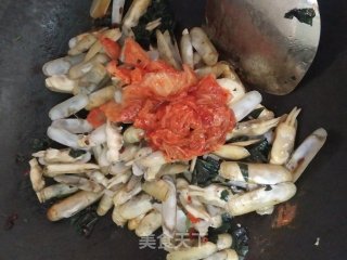 辣白菜焖炒蛏子的做法步骤：5