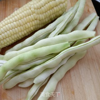 玉米脊骨炖芸豆的做法步骤：1