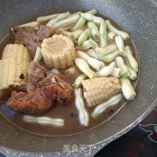 玉米脊骨炖芸豆的做法步骤：10