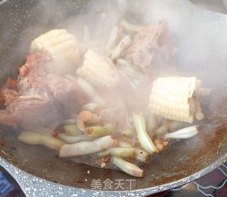 玉米脊骨炖芸豆的做法步骤：11