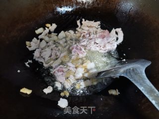 白菜头炒肉的做法步骤：2