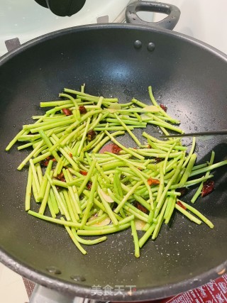 炝炒藜蒿的做法步骤：3