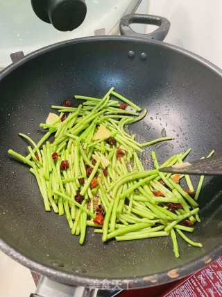 炝炒藜蒿的做法步骤：4