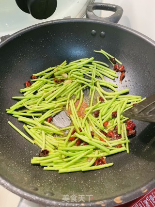 炝炒藜蒿的做法步骤：5