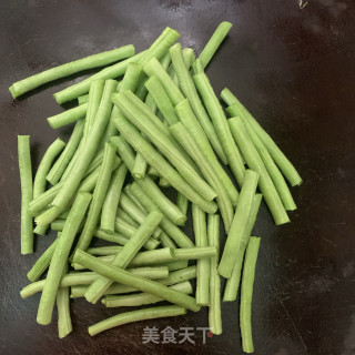 豆角炒五花肉的做法步骤：1