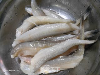 豆腐鱼煎蛋的做法步骤：1