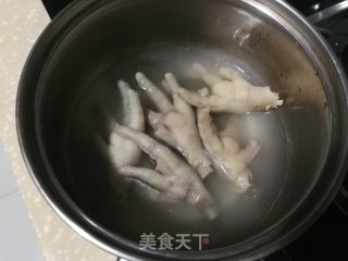红烧凤爪小土豆的做法步骤：1