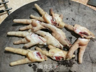 红烧凤爪小土豆的做法步骤：2